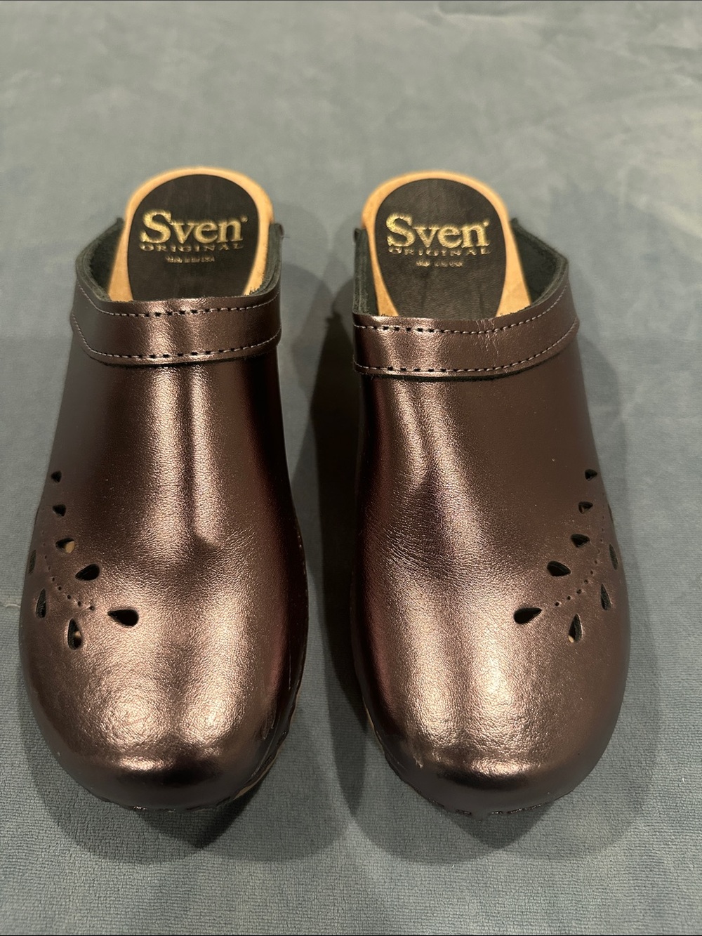 Sven Original Women’s Metallic  Gray Slip-On Clogs